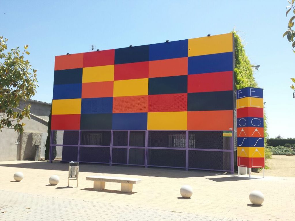 Panel composite fachada y letrero El Casal. (Golmès).
